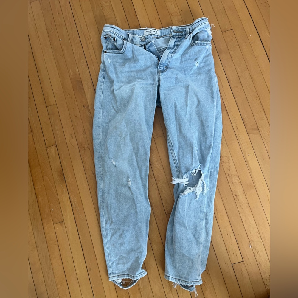 Abercrombie & Fitch The Mom High Rise Light Wash Jean